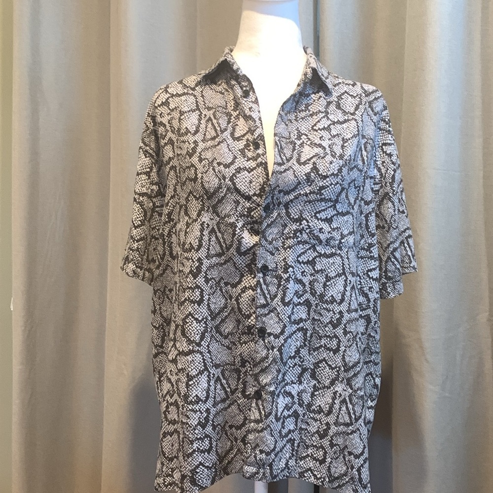 Urban Outfitters Snake Skin Design Button Down Shortsleeved Top Size Small - Picture 9 of 13